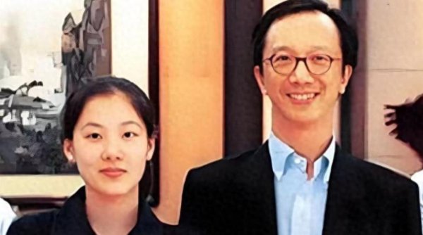 金富宝配资 23年恩爱抵不过残酷现实，73岁梁锦松开始衰老，47岁伏明霞仍娇艳