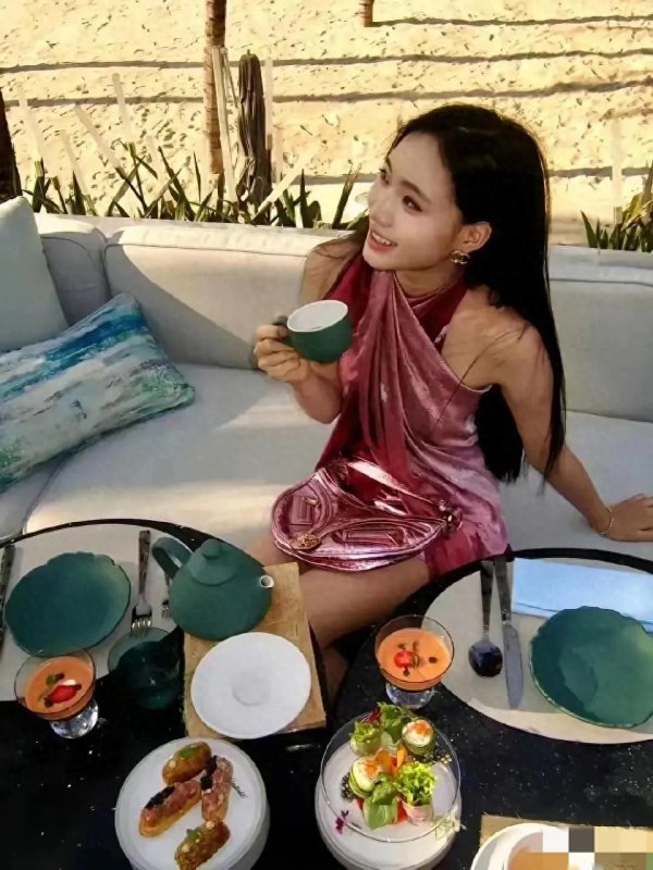 长胜证券 小S二女儿穿超短裙晒度假照，小玥儿被S家限制露脸，难怪张兰不服