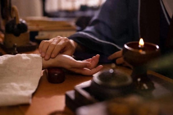 创同配资 身体好不好舌头先知！舌头3种变化或是肝胃在“求救”