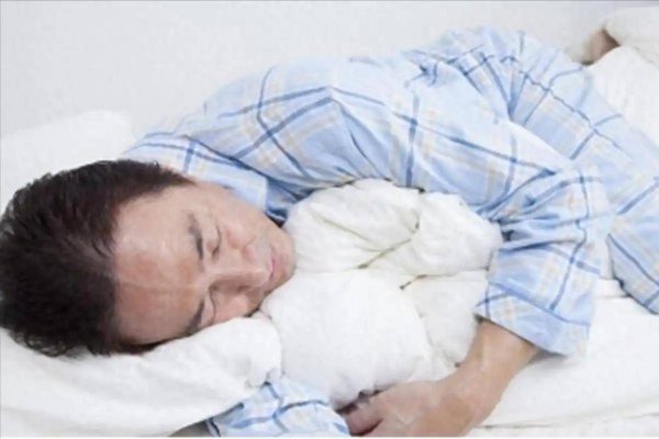 爱优配 64岁后睡觉有讲究！医生警告：晚上十点睡说法被推翻